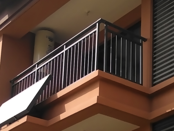 小區(qū)陽(yáng)臺(tái)護(hù)欄 小區(qū)陽(yáng)臺(tái)護(hù)欄