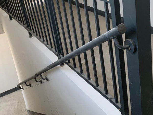 學(xué)校靠墻樓梯扶手圖片