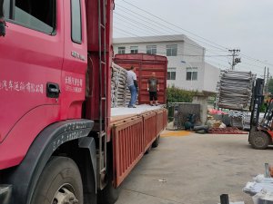 金用護欄2020年7月26日陽臺玻璃護欄裝車發貨！