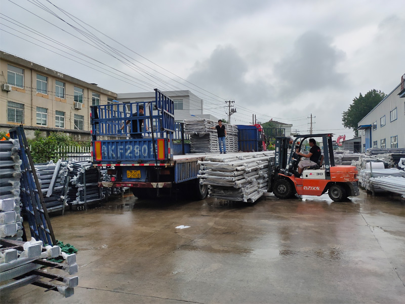 金用護欄2020年7月28日鋅鋼陽臺玻璃護欄裝車發(fā)貨！