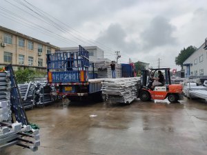 金用護欄2020年7月28日鋅鋼陽臺玻璃護欄裝車發貨！