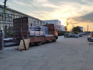 金用護欄2020年8月4日鋅鋼陽臺玻璃護欄裝車發貨！
