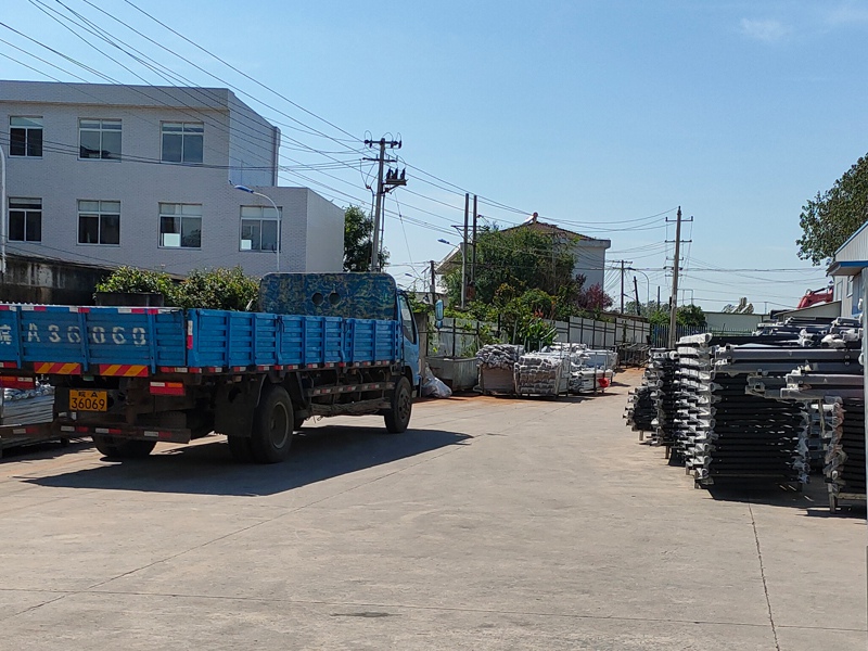 金用護欄2020年8月12日鋁合金玻璃護欄裝車發貨! 金用護欄2020年8月12日鋁合金玻璃護欄裝車發貨!