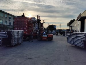 金用護(hù)欄2020年8月14日鋁合金陽(yáng)臺(tái)護(hù)欄裝車發(fā)貨！