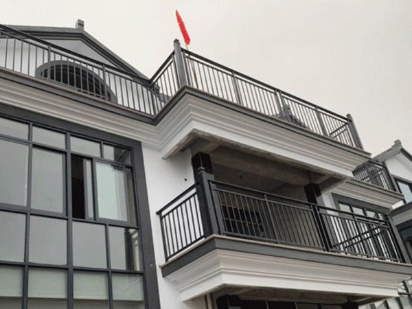 陽(yáng)臺(tái)護(hù)欄用哪種材質(zhì)性價(jià)比高？