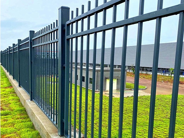 鋅鋼護欄和鐵藝護欄誰的性價比高？看過這里你就知道了！