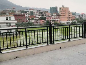為什么建議大家選鋅鋼陽臺護欄而不選鐵藝或不銹鋼，原因在這里！