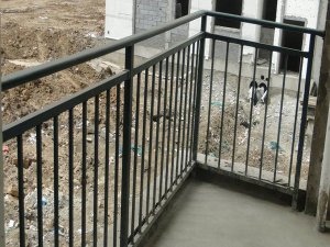 陽臺護(hù)欄什么顏色好看？