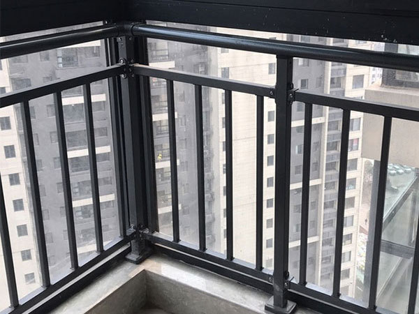 鋅鋼護(hù)欄由哪些部分組成？