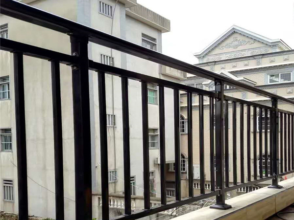 陽臺(tái)護(hù)欄哪家價(jià)格便宜? 陽臺(tái)護(hù)欄哪家價(jià)格便宜?