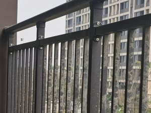 陽臺(tái)護(hù)欄定制多少錢一米？