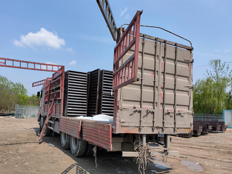 金用護(hù)欄2021年4月8日鋅鋼百葉窗發(fā)貨！