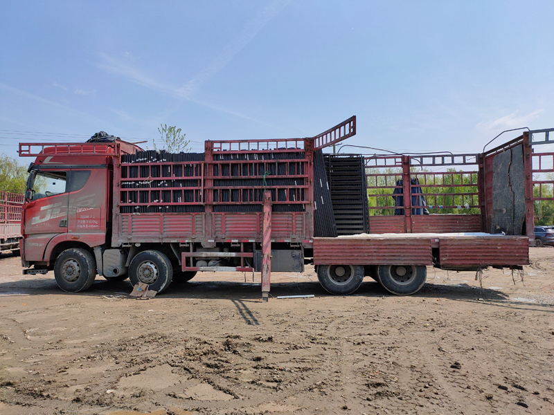 金用護(hù)欄2021年4月8日鋅鋼百葉窗發(fā)貨！