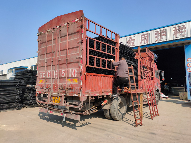 金用護欄2021年12月9日鋅鋼圍墻護欄裝車發(fā)貨! 金用護欄2021年12月9日鋅鋼圍墻護欄裝車發(fā)貨!