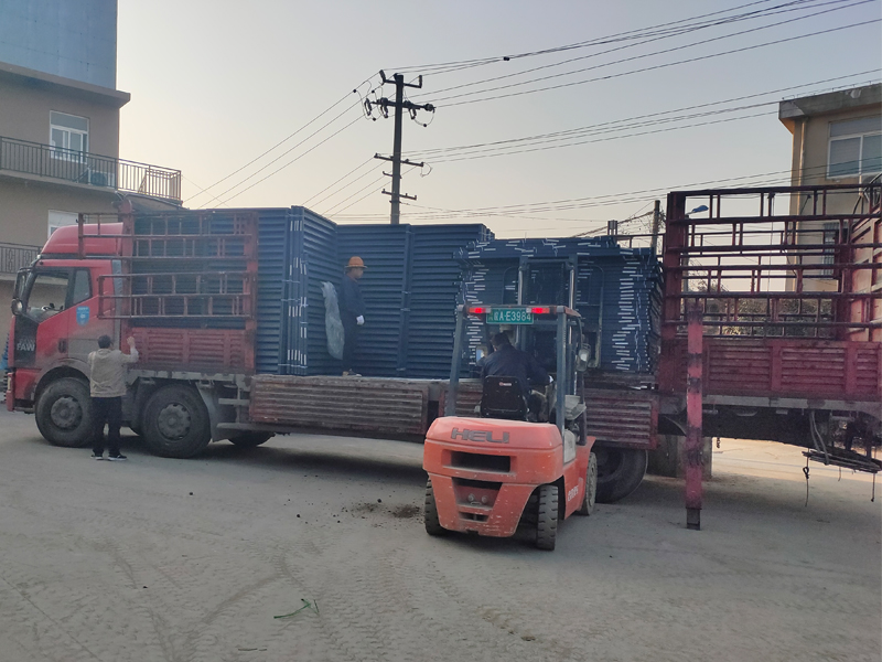 金用護(hù)欄2021年12月14日鋅鋼百葉窗裝車發(fā)貨！