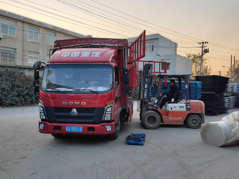 金用護(hù)欄2021年12月16日鋅鋼連廊欄桿裝車(chē)發(fā)貨！