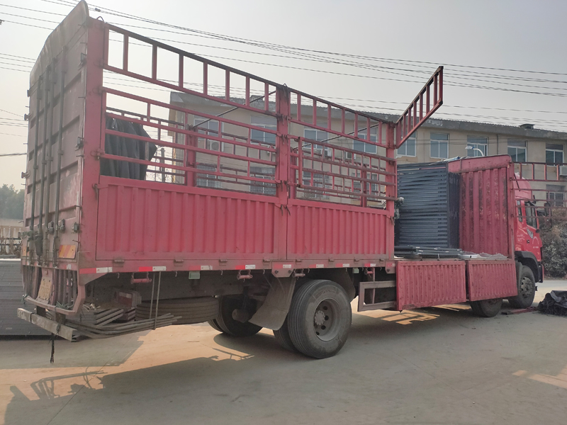 金用護(hù)欄2021年12月18日鋁合金百葉窗裝車發(fā)貨！