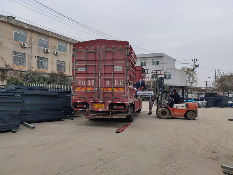 金用護(hù)欄2021年12月29日鋅鋼陽臺欄桿裝車發(fā)貨！