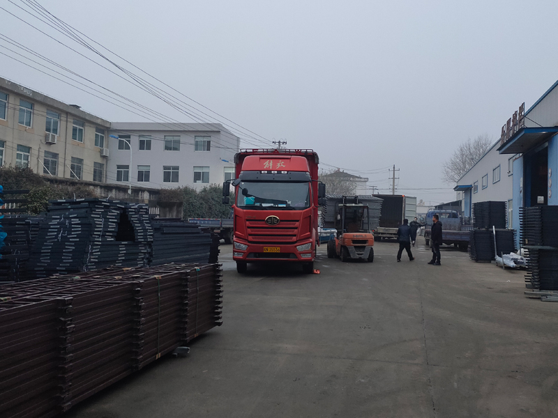 金用護(hù)欄2021年12月30日鋅鋼百葉窗裝車(chē)發(fā)貨！