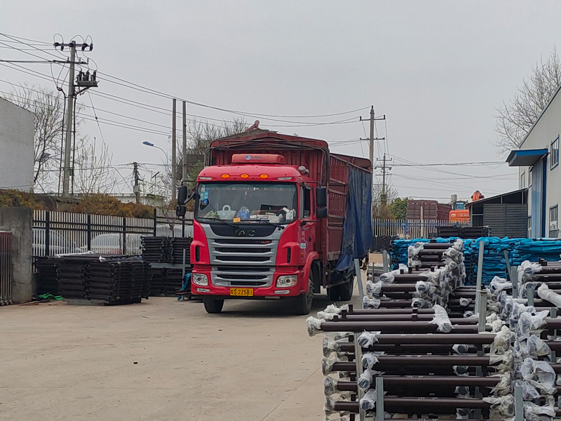 金用護(hù)欄2022年3月19日鋅鋼玻璃欄桿裝車發(fā)貨！