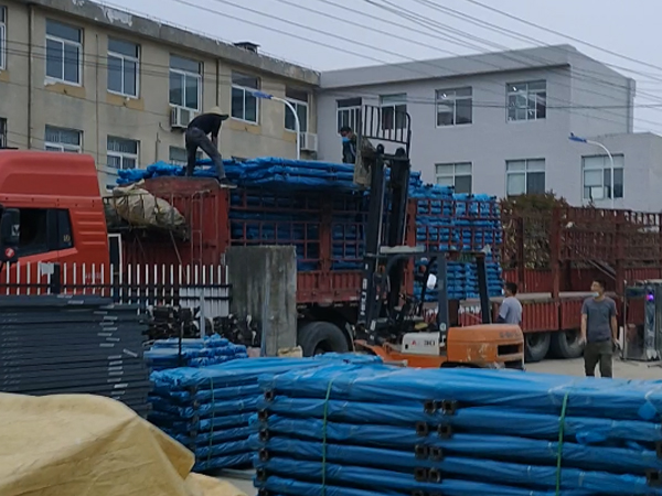 金用護欄2022年4月13日鋅鋼百葉窗裝車發貨！