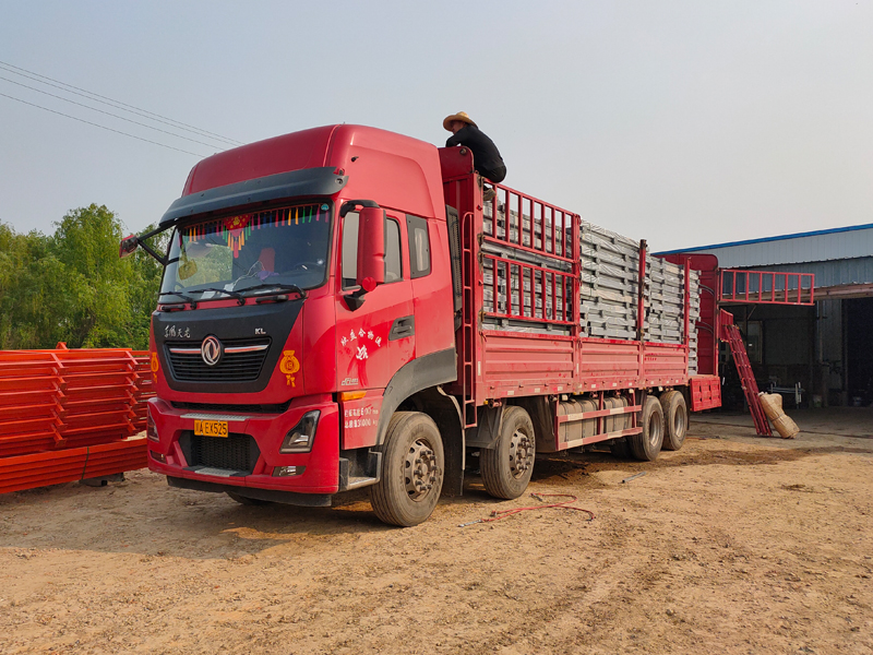 金用護欄2022年4月20日鋅鋼焊接護欄裝車發貨！