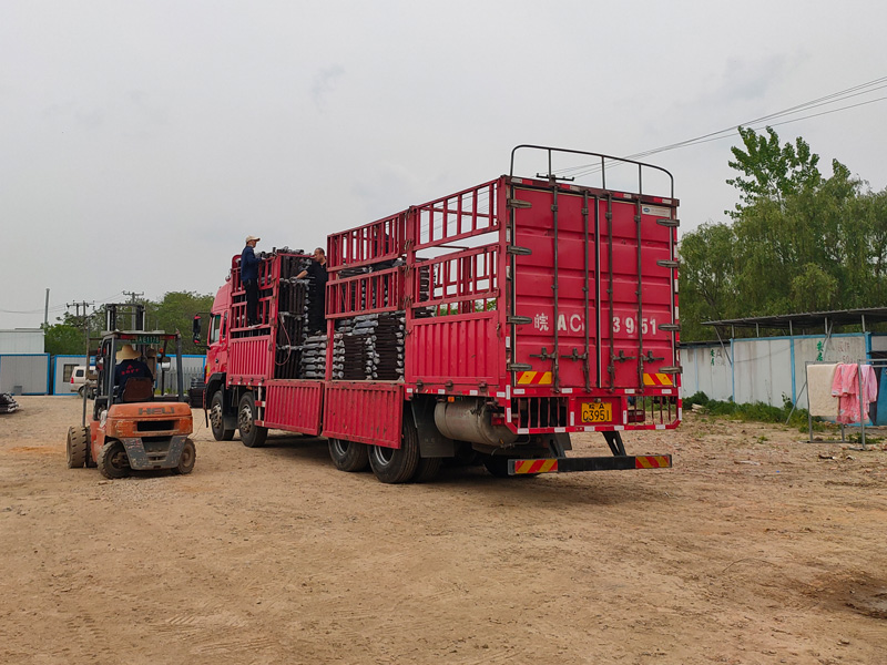 金用護欄2022年4月24日鋅鋼連廊欄桿裝車發貨！