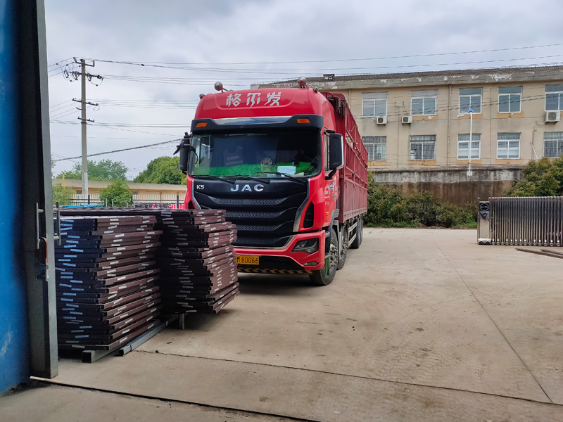 金用護(hù)欄2022年5月9日鋁合金百葉窗裝車發(fā)貨！