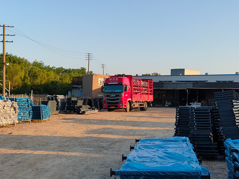 金用護(hù)欄2022年5月11日鋅鋼玻璃欄桿裝車(chē)發(fā)貨! 金用護(hù)欄2022年5月11日鋅鋼玻璃欄桿裝車(chē)發(fā)貨!