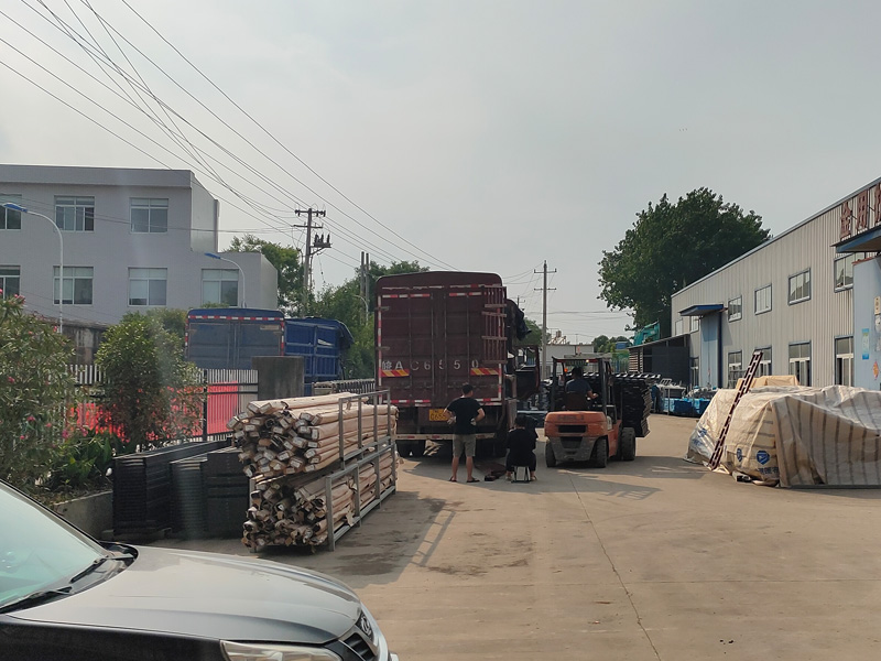 金用護欄2022年6月18日鋅鋼百葉窗裝車發貨! 金用護欄2022年6月18日鋅鋼百葉窗裝車發貨!