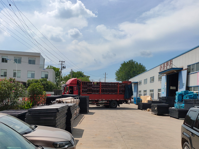 金用護(hù)欄2022年7月5日鋅鋼百葉窗裝車發(fā)貨！