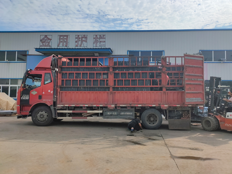 金用護(hù)欄2022年7月9日鋅鋼百葉窗裝車發(fā)貨！