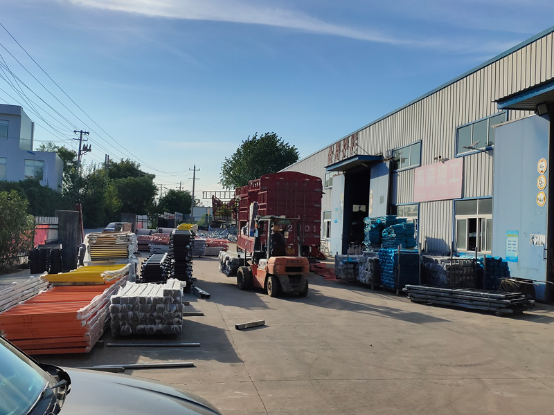 金用護(hù)欄2022年8月6日鋅鋼組裝式欄桿裝車發(fā)貨！