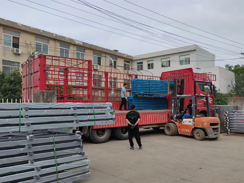 金用護(hù)欄2022年9月15日鋅鋼連廊欄桿裝車發(fā)貨！