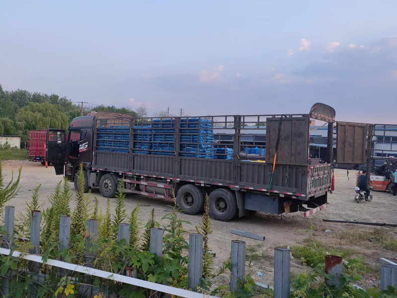 金用護(hù)欄2022年9月19日鋅鋼連廊護(hù)欄裝車發(fā)貨！