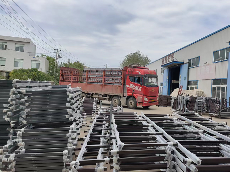 金用護欄2022年9月22日鋅鋼玻璃欄桿裝車發貨！