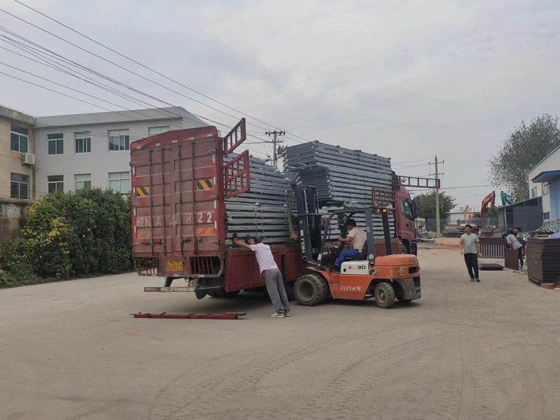 金用護欄2022年9月26日鋅鋼玻璃欄桿裝車發貨！