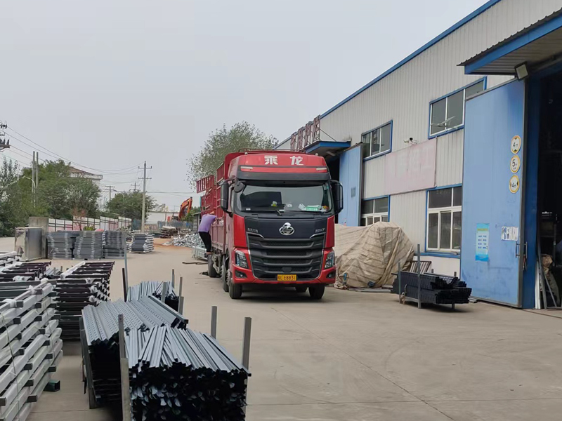 金用護欄2022年10月9日鋅鋼玻璃欄桿裝車發貨！