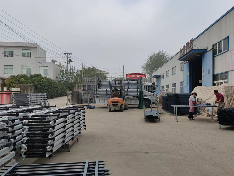 金用護(hù)欄2022年10月10日鋅鋼陽臺(tái)護(hù)欄裝車發(fā)貨！