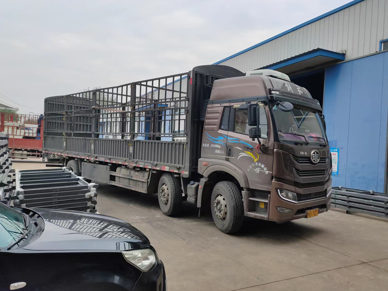 金用護(hù)欄2022年10月11日鋅鋼樓梯欄桿裝車發(fā)貨！