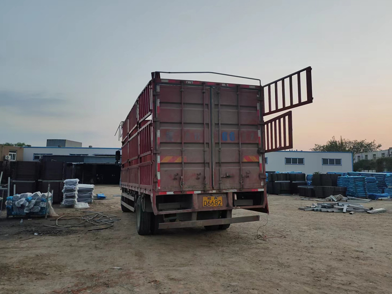 金用護(hù)欄2022年10月19日鋅鋼百葉窗裝車發(fā)貨！