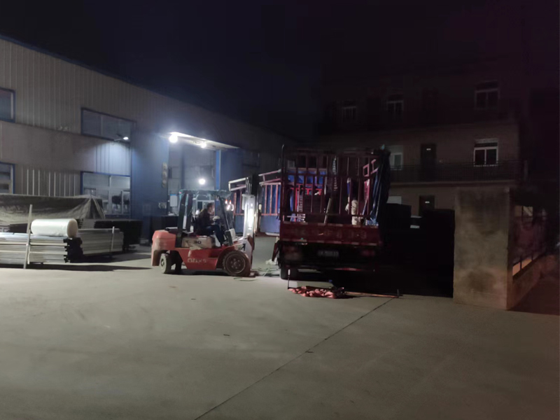 金用護欄2022年10月26日鋅鋼空調護欄裝車發貨！