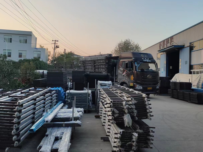 金用護欄2022年11月3日鋅鋼連廊護欄裝車發(fā)貨！