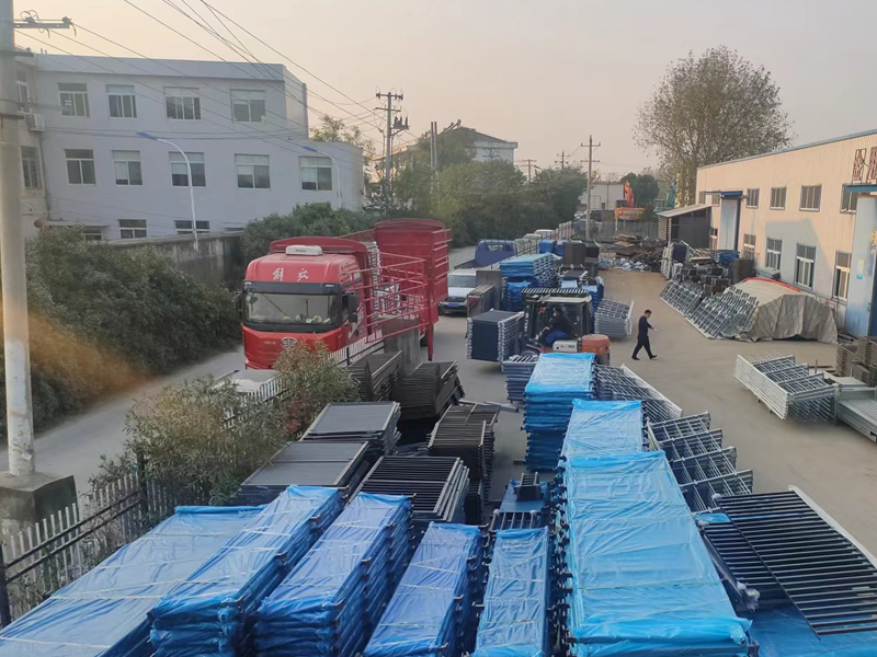 金用護(hù)欄2022年11月12日鋅鋼飄窗欄桿裝車發(fā)貨！