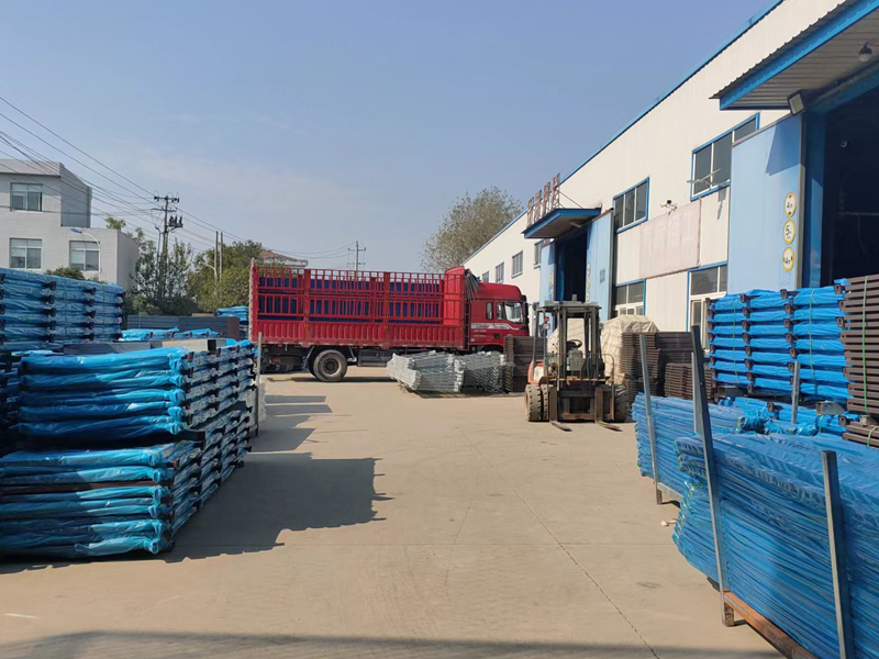 金用護欄2022年11月15日鋅鋼陽臺護欄裝車發(fā)貨！