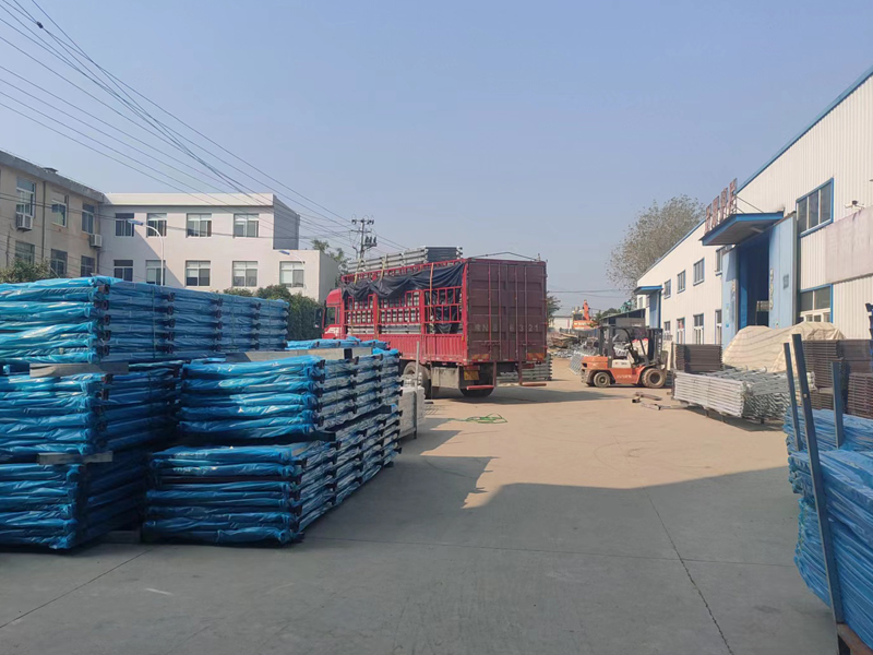 金用護欄2022年11月19日鋅鋼玻璃護欄裝車發貨！