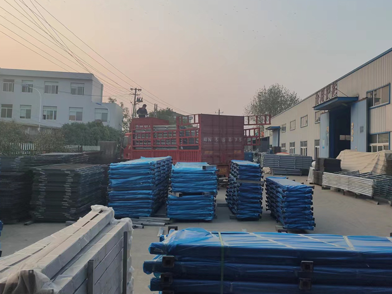 金用護欄2022年11月22日鋅鋼玻璃欄桿裝車發貨！