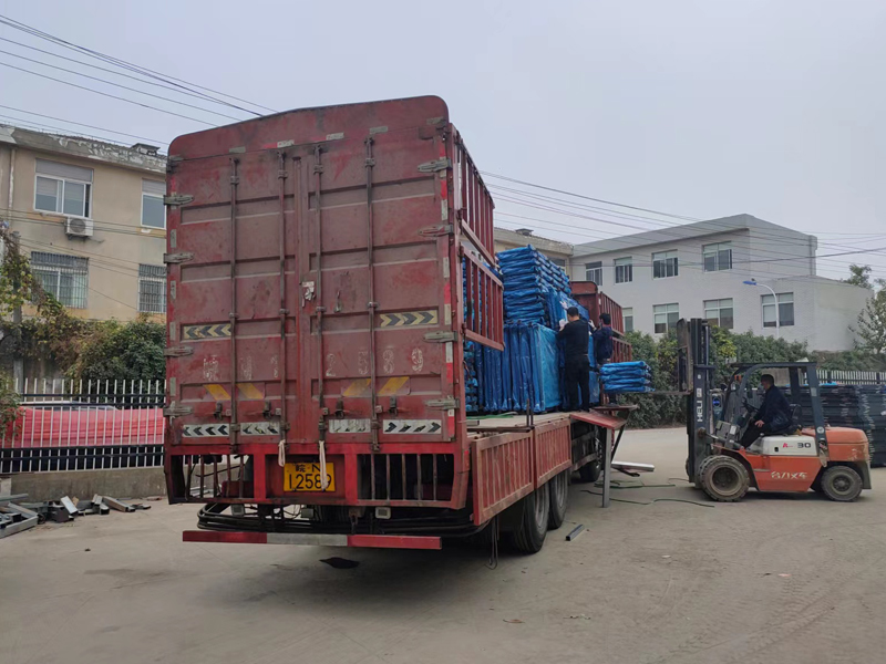 金用護欄2022年11月23日鋅鋼陽臺護欄裝車發貨！