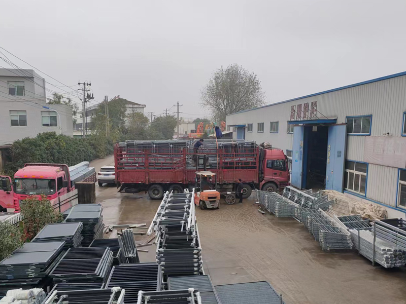 金用護(hù)欄2022年11月26日鋅鋼玻璃護(hù)欄裝車發(fā)貨！