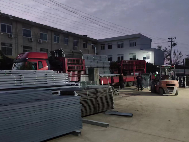 金用護欄2022年12月5日鋅鋼陽臺護欄裝車發(fā)貨！